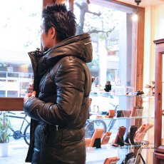 画像2: フーデット　レザー　フード付き　ダウン　ジャケット　最強！！　本革 羊革 羊皮　ラム シープ スキン レザー ダウン ジャケット 　ライダース　フード　バイカー メンズ レザーダウンジャケット　メンズ　ブラック　レザージャケット　 シープ　タイト　スポーティー【diosbras-ディオブラス】 (2)