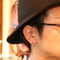 画像3: メンズピアスリング フープ ピアス　シルバーアクセサリー　シルバーピアス　バラ売り（片耳のみ）スクエア　ブリリアンカットジルコニア　メンズ｜アクセサリー｜ピアス｜クロス・十字架｜フレア・リリー・百合・ユリの紋章｜ナイフ｜剣 【メール便なら送料無料！！】 (3)