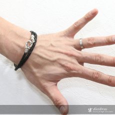 画像4: レザーブレスレット　シルバーブレスレットアラベスク　唐草　２連レザーブレスレット4本編み　フック　百合　ユリの紋章　リリー　Tバー　スカル　ドクロ　ボーン　シルバー９２５製　スカル　ユリ　クロス　丸革紐　メンズ　レディース【SA】【diosbras-ディオブラス-】 (4)