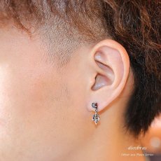 画像3: メンズピアス　ドロップ ピアス　シルバーアクセサリー　シルバーピアス　バラ売り（片耳のみ）スクエア　ブリリアンカット ブラックジルコニア　メンズ｜アクセサリー｜ピアス｜クロス・十字架｜フレア・リリー・百合・ユリの紋章｜ 【メール便なら送料無料！！】 (3)