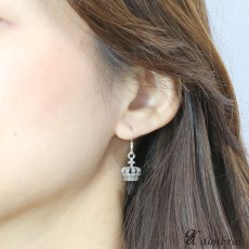 画像2: 【ピアス】【シルバーアクセサリー】【シルバーピアス】王冠　クラウン　スワロフスキー（アクリル製）　ドロップピアス　ぶら下がり　ゴシック　ジルコニア　ホワイト　クリア　ブラック●バラ売り（片耳のみ）ジルコニア　レディース (2)