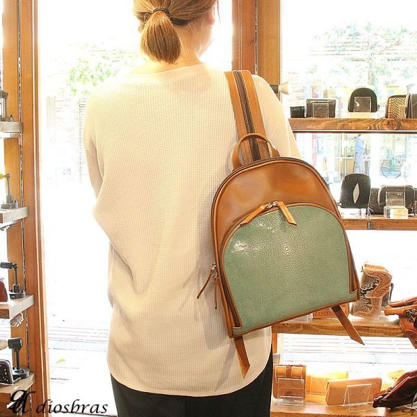 画像12: 本革 リュック レディース スティングレイ　スティングレー　エイ革　ガルーシャ　レザー 牛革 リュック ママバッグ マザーズバッグ 本革 リュックサック　可愛い バッグ 本革 りゅっく 女性 ギフト 旅行 通勤 敬老の日 プレゼント 軽量 軽い 大容量 新品 オイルレザー