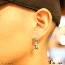 画像4: 【メンズピアス】【シルバーアクセサリー】【シルバーピアス】　ジルコニア サソリ　スコーピオン　●バラ売り（片耳のみ）■シャープでキレイめハードな横顔に！【 メンズ｜アクセサリー｜ピアス｜クロス・十字架｜フレア・リリー・百合・ユリの紋章｜ドロップピアス 】 (4)