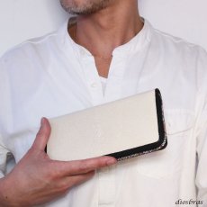 画像2: 匠プレミアムシリーズ VALENA-ヴァレナ- 財布 ラウンドファスナー メンズ レディースマルチカラーファスナー 本革 カットスティングレー エイ革  大容量 ラウンドファスナー ウォレット ガルーシャ ラウンド ジッパー ＺＩＰＰＥＲ 財布 ヌメ革 レザーウォレット ロングウォレット バイカー 長財布 牛革 紳士 婦人　ミルキーホワイト (2)