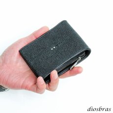 画像2: メンズ二つ折り レザーウォレット 本革 スティングレイ エイ革 ガルーシャ シンプルウォレット スリム 薄い 短財布 レザーウォレット 革財布 皮財布 ショートウォレット ウォレット 紳士財布 婦人財布 サイフ 二つ折り財布 メンズ レディース 財布 L型コインファスナー (2)