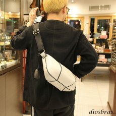 画像5: カナダ トロント産 レザー ボディバッグ 本革 ワンショルダーバッグ 革 メンズ ハンドメイド レザー ボディーバッグ レザーバッグ  牛革 ショルダーバック 牛革 ショルダー ギフト  バッグ ボディバック 大容量 (5)