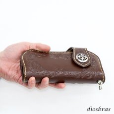 画像4: 【diosbras-ディオブラス】本革サドルレザーカービングウォレット  アラベスク　カービングバイカーズウォレット　長財布/ロングウォレット　牛革財布　シルバー９２５コンチョヌメ革サイフwallet【CG】 (4)