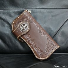 画像2: 【diosbras-ディオブラス】本革サドルレザーカービングウォレット  アラベスク　カービングバイカーズウォレット　長財布/ロングウォレット　牛革財布　シルバー９２５コンチョヌメ革サイフwallet【CG】 (2)
