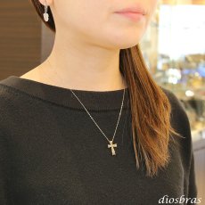 画像3: 日本製 クロス 十字架 立体構造 ペンダント トップ  k18 ダイヤモンドカット スターカット 菊花彫り チェーン付き 放射状幾何学模様 シンプル ゴールド 18k メンズ レディース クロスペンダント 18金 チャーム アズキチェーン 長あずきチェーン  小豆チェーン ネックレス (3)