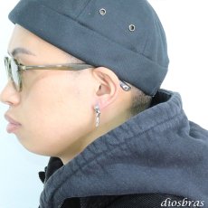 画像5: メンズピアス  シルバーアクセサリー  シルバーピアス  バラ売り 片耳のみ  シャープでキレイめハードな横顔に シルク リンク  メンズ アクセサリー ピアス クロス 十字架 (5)
