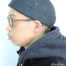 画像3: ユリ　リリー メンズピアス ピアス シルバーアクセサリー  シルバーピアス レディース  バラ売り 片耳のみ  シャープでキレイめハードな横顔に  メンズ アクセサリー ピアス クロス 十字架 フレア 百合 ユリの紋章 ナイフ 剣 (3)