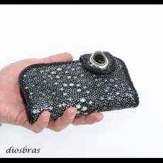 画像2: メンズ 二つ折り財布 バイカーズウォレット  イバラエイ ミドル ハーフウォレット シンプル レザーウォレット 本革 カットスティングレイ エイ 革 シルバー９２５コンチョ 革財布 皮財布 ロングウォレット 天然皮革 天然皮革 梅花皮 かいらぎ メンズ 長財布 ガルーシャ (2)