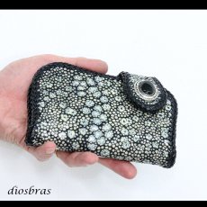 画像2: メンズ 二つ折り財布 バイカーズウォレット  イバラエイ ミドル ハーフウォレット シンプル レザーウォレット 本革 カットスティングレイ エイ 革 シルバー９２５コンチョ 革財布 皮財布 ロングウォレット 天然皮革 天然皮革 梅花皮 かいらぎ メンズ 長財布 ガルーシャ (2)