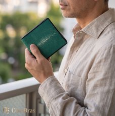 画像18: メンズ二つ折り レザーウォレット 本革 スティングレイ  スティングレー エイ革 シンプル スーパースリム 極薄 メンズ短財布 レザーウォレット 革財布 皮財布 ショートウォレット 本物 天然皮革 レディース 紳士財布 プレゼント 二つ折り財布 スティングレー ガルーシャ (18)
