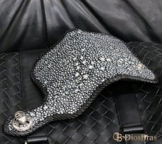 画像8: メンズ 二つ折り財布 バイカーズウォレット  イバラエイ ミドル ハーフウォレット シンプル レザーウォレット 本革 カットスティングレイ エイ 革 シルバー９２５コンチョ 革財布 皮財布 ロングウォレット 天然皮革 天然皮革 梅花皮 かいらぎ メンズ 長財布 ガルーシャ (8)