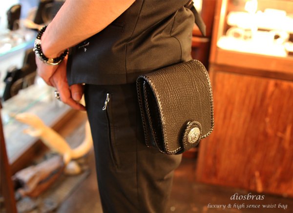 画像4: 【diosbras-ディオブラス-】メディスンバッグ 本革 シャーク スキン サメ革 サドルレザー　メディスンバック 鮫/バイカーズ/牛革/ウェストバック/シルバー９２５/コンチョ/鮫革/サメ皮/サイドバック/鮫皮/シャークスキン (4)