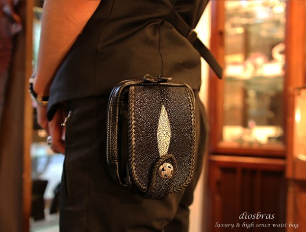 画像4: 【diosbras-ディオブラス】本革　サイドバック　スティングレイ　　エイ革使用 　スティングレー　ウエストバック　牛革 ウォレットホルダー　サイドバック　携帯　タバコ　ケース【EI】 (4)