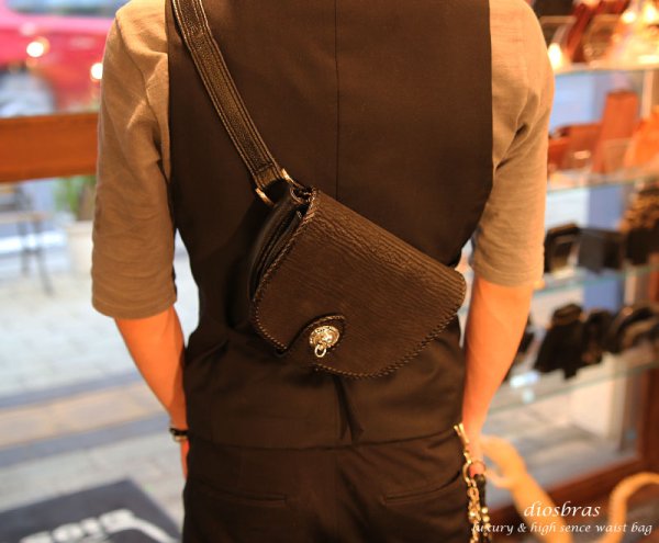 画像4: 【diosbras-ディオブラス-】ウェストバック シャークスキン&牛革コンビ サイドバック バイカー /牛革 ウェストポーチシルバーコンチョ【SS】 (4)