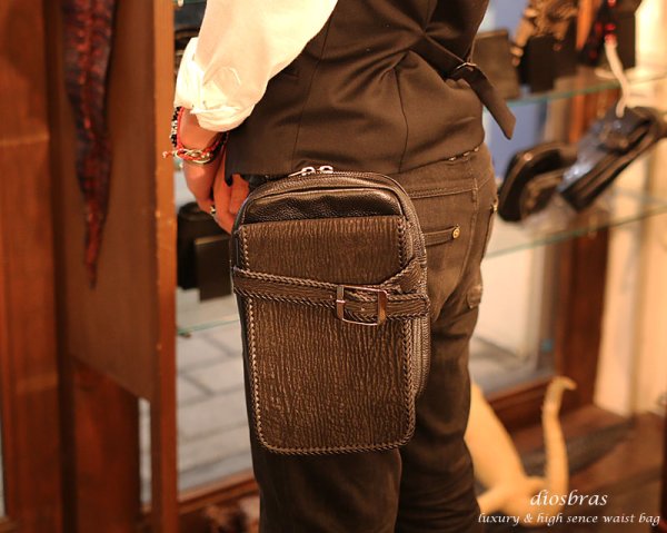 画像4: 【diosbras-ディオブラス】本革　サイドバック　シャークスキン使用 サメ革　鮫革　ウエストバック　牛革 ウォレットホルダー　サイドバック　携帯　タバコ　ケース【SS】 (4)