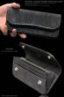 画像2: 【diosbras-ディオブラス-】本革　サメ革　シャークスキン　鮫革　バイカーズウォレット　 財布　レザーウォレット　ロングウォレット　ウォレット　バイカー　長財布　牛革 シルバー９２５コンチョ 長財布【SS】【ブラック・黒】 (2)