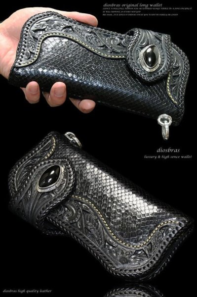 画像2: 【diosbras-ディオブラス】透かし彫りカービングINブラックパイソン 黒 レザーウォレット バイカーウォレット コンチョ 本革サドルレザー 財布 シルバー925 蛇革 ヘビ ナチュラル【CPA】 (2)