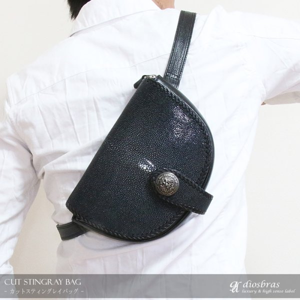 画像2: ウェストバック スティングレイ エイ革 ガルーシャボディバッグ 本革 ワンショルダーバッグ 革 メンズ ハンドメイド レザー | ボディーバッグ レザーバッグ ショルダーバッグ 牛革  バッグ ボディバック 大容量 ペットボトル ワンショルダー コンチョ (2)