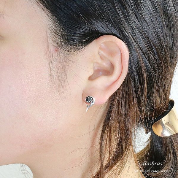 画像4: 【メンズピアス】【シルバーアクセサリー】【シルバーピアス】ハート フェザー アラベスク ブラック ジルコニア ●2個セット(両耳)■シャープでキレイめハードな横顔に!【レディース メンズ|アクセサリー|ピアス|クロス・十字架|フレア・ 】 (4)