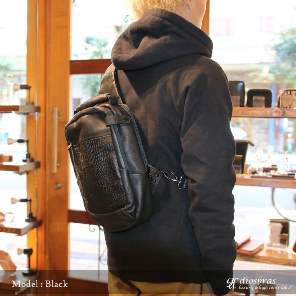 画像2: ボディバッグ 本革 ワンショルダーバッグ 革 メンズ ハンドメイド レザー | ボディーバッグ レザーバッグ ショルダーバッグ 牛革 ショルダーバック ショルダー ギフト　誕生日プレゼント バッグ ボディバック 大容量 ペットボトル ワンショルダー クロコダイル　型押し (2)