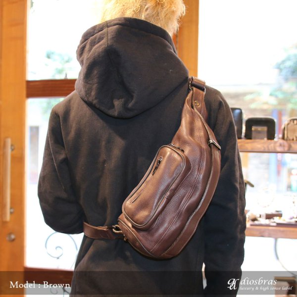 画像2: ボディバッグ 本革 ワンショルダーバッグ 革 メンズ ハンドメイド レザー | ボディーバッグ レザーバッグ ショルダーバッグ 牛革 ショルダーバック ショルダー ギフト 誕生日プレゼント バッグ ボディバック 大容量 ペットボトル ワンショルダー コンチョ (2)