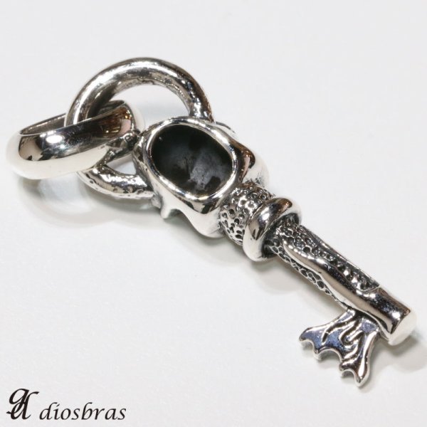 画像4: スカル ドクロ 髑髏 シルバー925 キー 鍵 キーホルダー バイカーベル ペンダント クロス 十字架 クラウン 王冠 ゴシック  [ メンズ | シルバーネックレス | シルバーアクセ | ペンダントトップ | ハード クロス 十字架 (4)