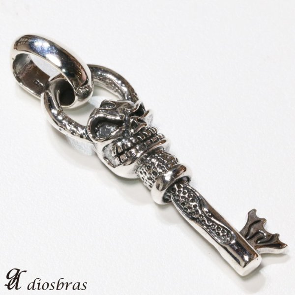 画像3: スカル ドクロ 髑髏 シルバー925 キー 鍵 キーホルダー バイカーベル ペンダント クロス 十字架 クラウン 王冠 ゴシック  [ メンズ | シルバーネックレス | シルバーアクセ | ペンダントトップ | ハード クロス 十字架 (3)