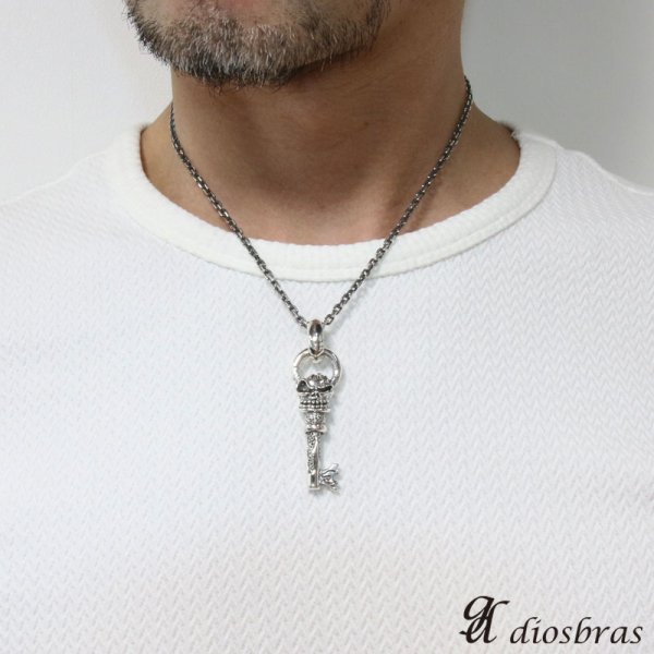 画像2: スカル ドクロ 髑髏 シルバー925 キー 鍵 キーホルダー バイカーベル ペンダント クロス 十字架 クラウン 王冠 ゴシック  [ メンズ | シルバーネックレス | シルバーアクセ | ペンダントトップ | ハード クロス 十字架 (2)