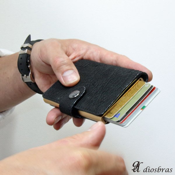 画像6: カードケース スライド シャークスキン サメ革 鮫革 サメ皮 財布 ウォレット 二つ折り財布 アルミニウム カードケース スキミング防止 磁気 防止 薄型 スリム RFID カードホルダー スライド式 マネークリップ メンズ レディース キャッシュレス ミニマリスト (6)