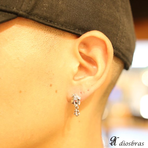 画像2: スカル レッド ホワイト ジルコニア　アンカーピアス　海賊　シルバー９２５　ピアス メンズ レディース 激安ピアス アクセサリー 本物シルバー９２５◇スカルヘッド　◇片方ピアス メンズ レディース (2)