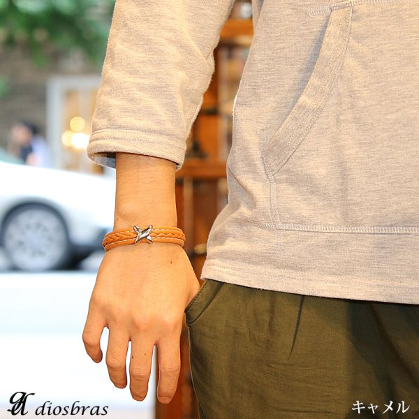 画像2: ブレスレット メンズ レザー ブレス 四つ編み 八つ編み 三つ編み  選べる♪全3色 本革 革 バングル レザーブレスレット レザーブレス アメカジ系 サロン系 キレカジ系 に♪ ピューター製【メール便なら送料無料 】 (2)