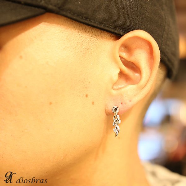 画像3: 【メンズピアス】【シルバーアクセサリー】【シルバーピアス】 アラベスク ドロップピアス ●単品売り(片耳)■シャープでキレイな横顔に!【レディース メンズ|アクセサリー|ピアス|クロス・十字架|フレア・ 】 (3)