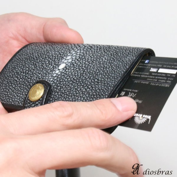 画像2: 名刺入れ スライド アルミニウム スライド 名刺ケース  薄型  イタリアンレザー 本革 牛革 スリム カードホルダー スライド式 メンズ レディース ビジネスカード スティングレイ 財布 スティングレー エイ革 ガルーシャ ミニマリスト 【メール便送料無料  】 (2)