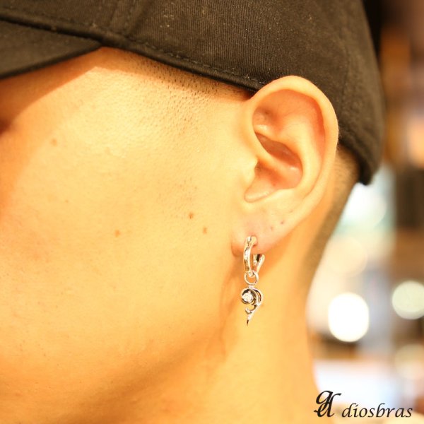 画像5: 【メンズピアス】【シルバーアクセサリー】【シルバーピアス】ハート アラベスク ブラック ジルコニア ●バラ売り(片耳のみ)■シャープでキレイめハードな横顔に!【レディース メンズ|アクセサリー|ピアス|クロス・十字架|フレア・ 】 (5)