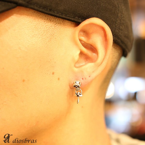 画像3: 【メンズピアス】【シルバーアクセサリー】【シルバーピアス】クロス 十字架 スカル 骸骨 ●バラ売り(片耳のみ)■シャープでキレイめハードな横顔に!【 メンズ|アクセサリー|ピアス|クロス・十字架|フレア・リリー・百合・ユリの紋章|ナイフ|剣 】 (3)