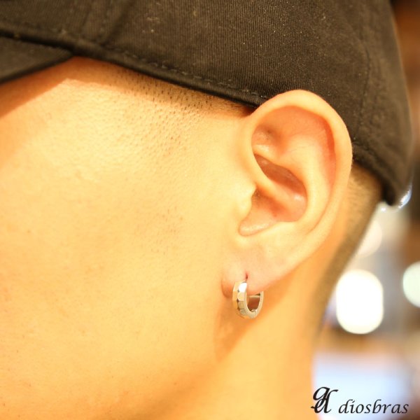 画像3: ステンレス フープピアス シルバー 金属アレルギー対応 メタル素材 シンプル  フープ ループ リング 輪っか ピアス アクセサリー メンズ レディース 中折れ式 13mm 光沢 カッティング エッジ ポリッシング (大)【メール便なら送料無料】 (3)