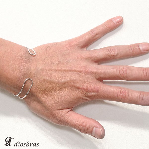 画像4: 【シルバーバングル】【シルバーアクセサリー】２連　シンプル　プレーン　シルバーアクセサリー メンズ シルバーバングル ブレスレット シルバー925 メンズアクセサリー プレゼントに人気 送料無料フック　ブレスレット【diosbras-ディオブラス-】 (4)