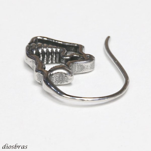 画像2: ステンレス スカル 骸骨 ドクロ フック式 ピアス クロス 十字架 シルバー 金属アレルギー対応 メタル素材 シンプル 小さめ リング  ピアス アクセサリー  メンズ  レディース  ジルコニアピアス ブラツク (2)