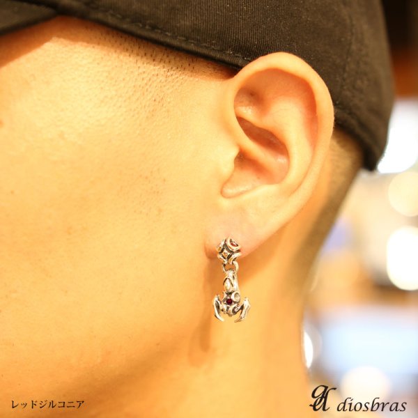 画像2: 【メンズピアス】【シルバーアクセサリー】【シルバーピアス】 ジルコニア サソリ スコーピオン ●バラ売り(片耳のみ)■シャープでキレイめハードな横顔に!【 メンズ|アクセサリー|ピアス|クロス・十字架|フレア・リリー・百合・ユリの紋章|ドロップピアス 】 (2)