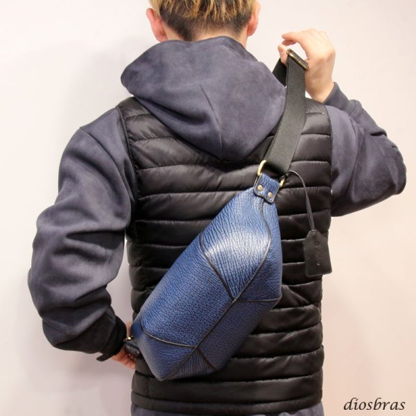 画像4: ボディバッグ 本革 ワンショルダーバッグ 革 メンズ ハンドメイド レザー ボディーバッグ レザーバッグ シャークスキン サメ革 鮫革 宮城県 気仙沼産ヨシキリザメ 吉切鮫 ブルーシャーク 牛革 ショルダーバック ショルダー   バッグ  大容量  国内唯一エコレザー認定 (4)