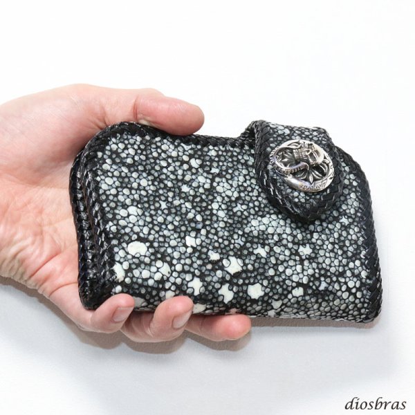 画像2: メンズ 二つ折り財布 バイカーズウォレット  イバラエイ ミドル ハーフウォレット シンプル レザーウォレット 本革 カットスティングレイ エイ 革 シルバー925コンチョ 革財布 皮財布 ロングウォレット 天然皮革 天然皮革 梅花皮 かいらぎ メンズ 長財布 ガルーシャ (2)