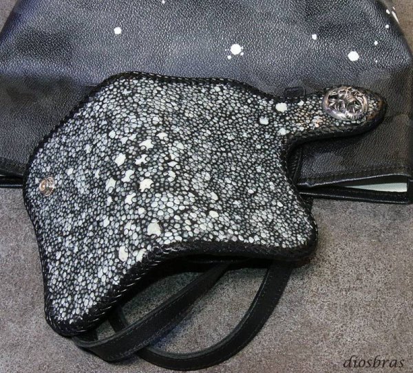 画像8: メンズ 二つ折り財布 バイカーズウォレット  イバラエイ ミドル ハーフウォレット シンプル レザーウォレット 本革 カットスティングレイ エイ 革 シルバー925コンチョ 革財布 皮財布 ロングウォレット 天然皮革 天然皮革 梅花皮 かいらぎ メンズ 長財布 ガルーシャ (8)