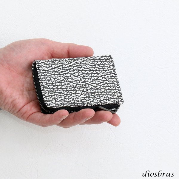 画像3: 宮城県 気仙沼産ヨシキリザメ 吉切鮫 ブルーシャーク 国内唯一エコレザー認定シャークスキン使用 キーケース キーレスホルダー キーレス キーホルダー 鮫 上質サメ革 コンパクトサメ革 キーケース キーレスホルダー キーレス キーホルダー L型ジッパー ミニ財布 カードケース 札入れ シャークスキン 極薄 ショート メンズ レディース 本革 鮫革 大容量 本格派向け拘り 気仙沼産シャークスキン 牛革 紳士 婦人 エコレザー認定 (3)