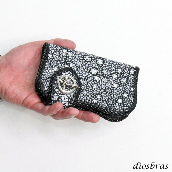 画像2: メンズ 二つ折り財布 バイカーズウォレット  イバラエイ ミドル ハーフウォレット シンプル レザーウォレット 本革 カットスティングレイ エイ 革 シルバー925コンチョ 革財布 皮財布 ロングウォレット 天然皮革 天然皮革 梅花皮 かいらぎ メンズ 長財布 ガルーシャ (2)