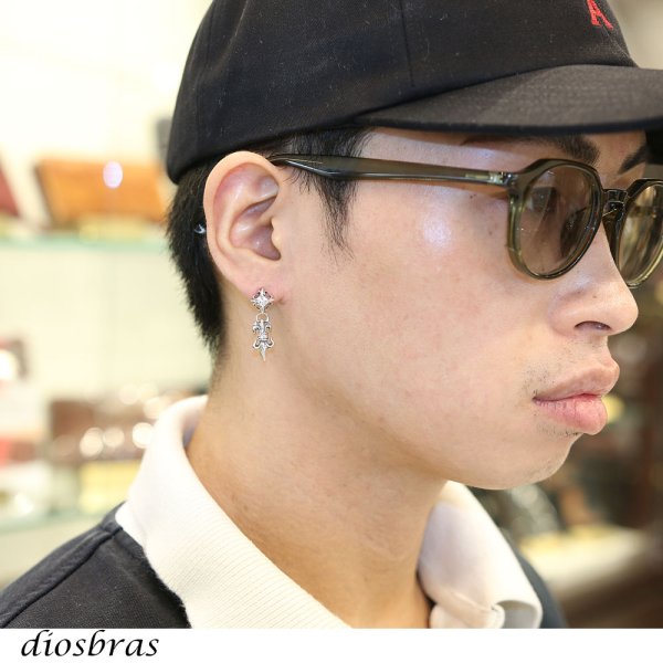 画像3: メンズピアス シルバーアクセサリー シルバーピアス ジルコニア バラ売り 片耳のみ シャープでキレイめハードな横顔に   メンズ アクセサリー ピアス クロス 十字架 フレア リリー 百合 ユリの紋章 ナイフ 剣 (3)