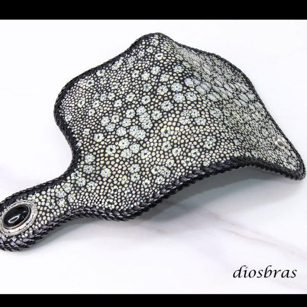 画像8: メンズ 二つ折り財布 バイカーズウォレット  イバラエイ ミドル ハーフウォレット シンプル レザーウォレット 本革 カットスティングレイ エイ 革 シルバー９２５コンチョ 革財布 皮財布 ロングウォレット 天然皮革 天然皮革 梅花皮 かいらぎ メンズ 長財布 ガルーシャ (8)